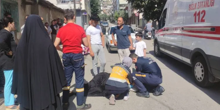 Bursa’da eşi ve çocuğunun gözü önünde otomobil çarptı