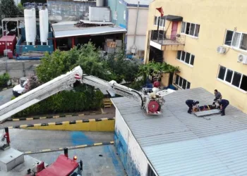 13 yaşındaki çocuk, camdan sarkıp düştü