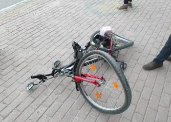 Otomobil bisikletliye çarpıp kaçtı
