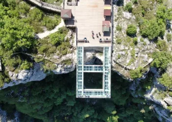 Çatak Kanyonu cam terası ziyaretçilerinin nefesini kesiyor