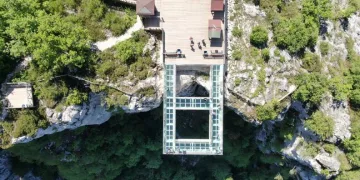 Çatak Kanyonu cam terası ziyaretçilerinin nefesini kesiyor
