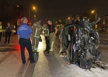 Bursa’da kaza! Otomobil hurdaya döndü