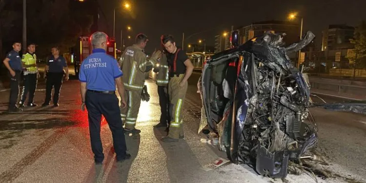 Bursa’da kaza! Otomobil hurdaya döndü