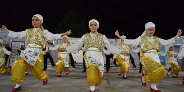 Yıldırım ‘da ‘Erguvan Zamanı’ coşkusu