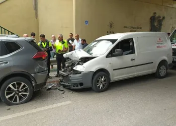 Bursa’da otomobile çarpan sürücü yaralandı