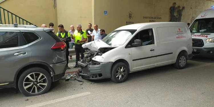 Bursa’da otomobile çarpan sürücü yaralandı