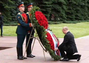 Putin, Meçhul Asker Anıtı’na çelenk bıraktı