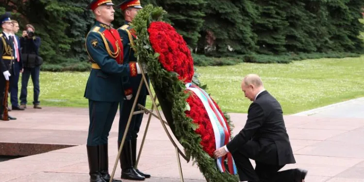 Putin, Meçhul Asker Anıtı’na çelenk bıraktı