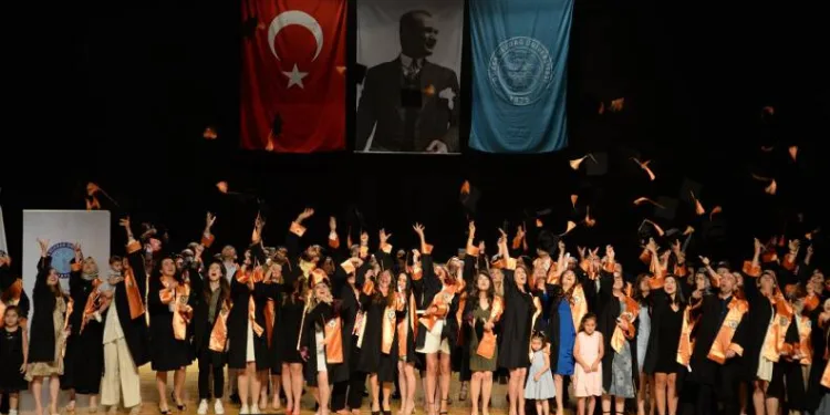 BUÜ’de mezuniyet coşkusu