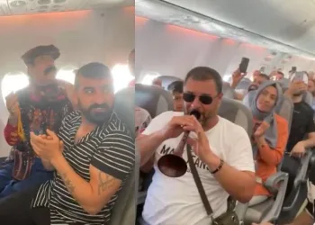 Uçakta darbukalı eğlence