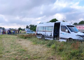 Öğrenci servisi ile ticari araç çarpıştı: 4 yaralı