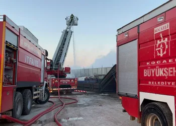 Kocaeli’de geri dönüşüm deposundaki yangın söndürüldü