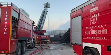 Kocaeli’de geri dönüşüm deposundaki yangın söndürüldü