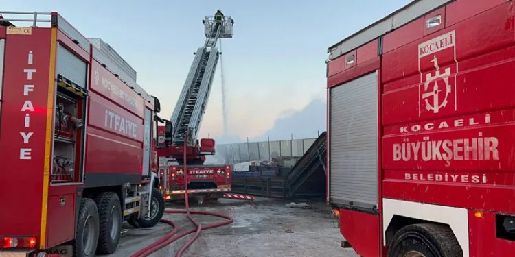 Kocaeli’de geri dönüşüm deposundaki yangın söndürüldü