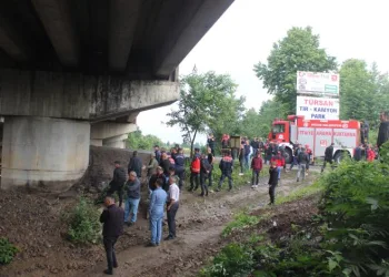Sel sularına kapılan işçi aranıyor