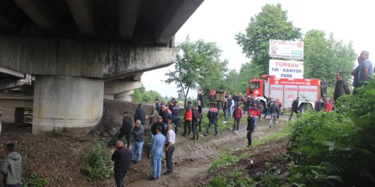 Sel sularına kapılan işçi aranıyor