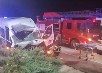Beton mikseri ile midibüs çarpıştı: 13 yaralı