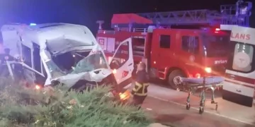 Beton mikseri ile midibüs çarpıştı: 13 yaralı