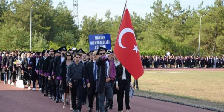 Bursa’da yeni mühendislerin mezuniyet heyecanı
