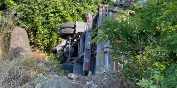 Freni tutmayan kamyon dereye uçtu