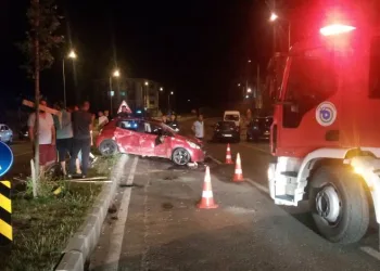 Ehliyetsiz genç izinsiz aldığı arabayla kaza yaptı