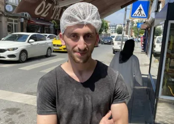 Araba çarpan genç, bir saat sonra işe gitti