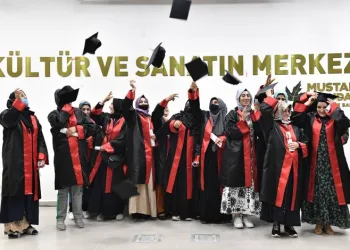 Osmangazi’de yetişkinlerin mezuniyet sevinci