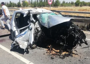 Otomobil yön tabelasına çarptı:3 ölü