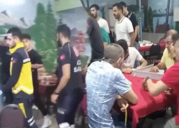 Nöbet geçiren adama aldırmadan oyun oynadılar