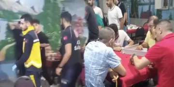 Nöbet geçiren adama aldırmadan oyun oynadılar