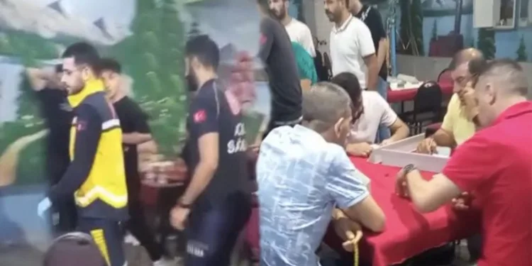 Nöbet geçiren adama aldırmadan oyun oynadılar