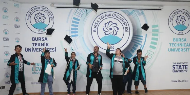 Bursa’da özel öğrencilerin mezuniyet sevinci