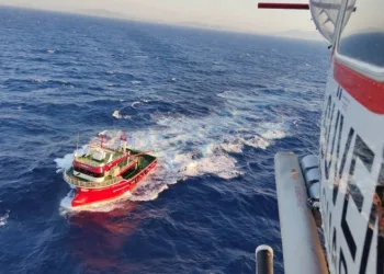 Açık denizde rahatsızlanan balıkçıya kurtarma operasyonu