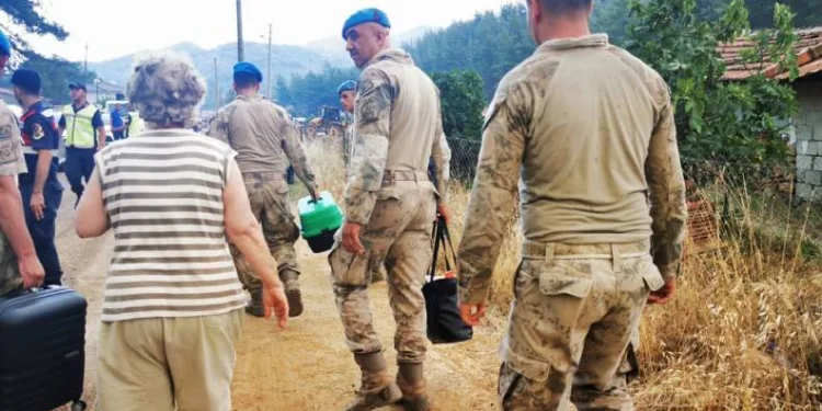 Marmaris yangınında tahliyeler başladı