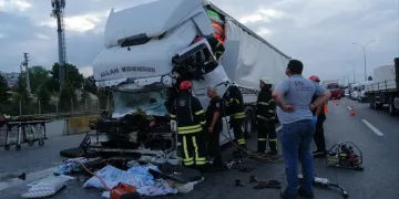 Uyuyan TIR sürücüsü başka TIR’a çarptı