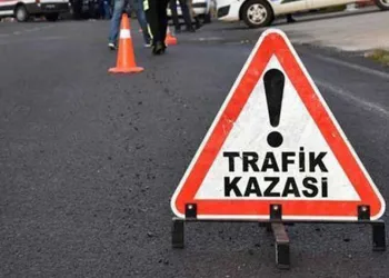 Otomobil yön tabelasına çarptı:3 ölü
