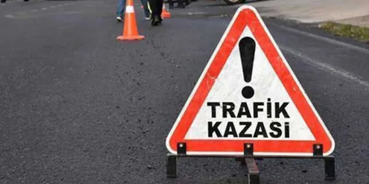 Otomobil yön tabelasına çarptı:3 ölü