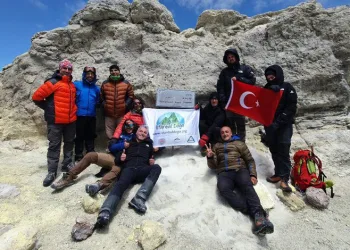 İran’daki Demavend Dağı’nın zirvesinde Türk bayrağı