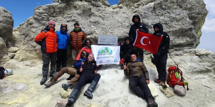 İran’daki Demavend Dağı’nın zirvesinde Türk bayrağı