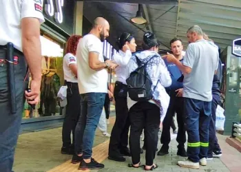 Mağazada ‘İçeriyi mi gözetliyorsun’ kavgası