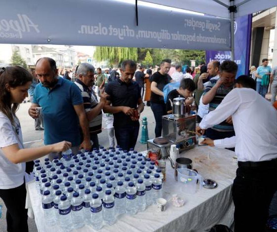 Bursa'da YKS öğrencilerine çay ikramı