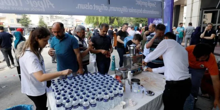 Bursa’da YKS öğrencilerine çay ikramı