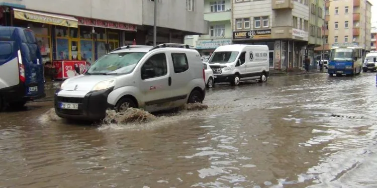 Kars’ta caddeler göle döndü
