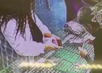 İkinci iş gününde altın bileklik çaldı