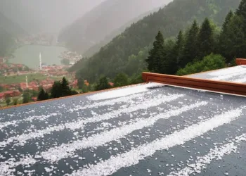 Uzungöl’e dolu yağdı
