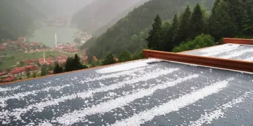 Uzungöl’e dolu yağdı