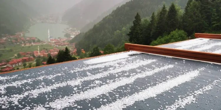 Uzungöl’e dolu yağdı