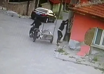 Pencerenin demir korkuluklarını çaldılar
