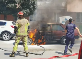 Bursa’da yanan aracı için canını hiçe saydı