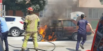 Bursa’da yanan aracı için canını hiçe saydı